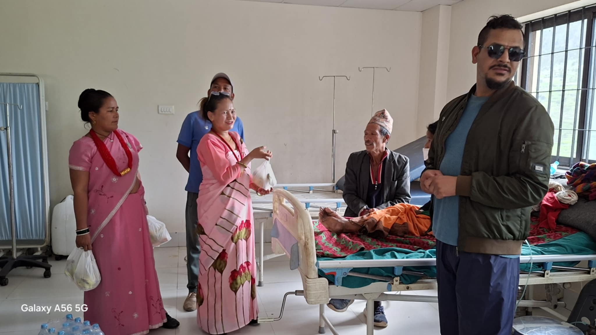 बिरामीलाई फलफूल वितरण